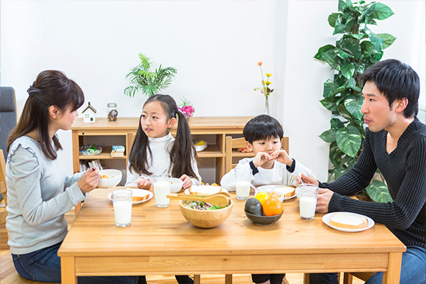 家族団欒、安心の食事